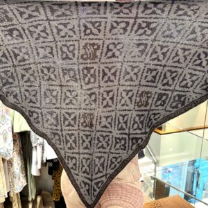 Friendly Hunting Triangle Scarf col. flannel black