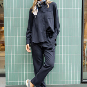 Lis Lareida Hose Linda an Modell vor Shop