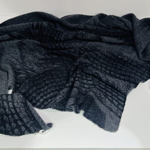 Triangle Scarf Garden Eden flannel black als Stillleben gezeigt