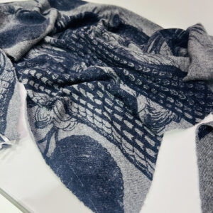 Triangle Scarf Garden Eden medium grey als Sstillleben