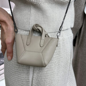Brunello Cucinelli Taschenanhänger um Schulter von Modell