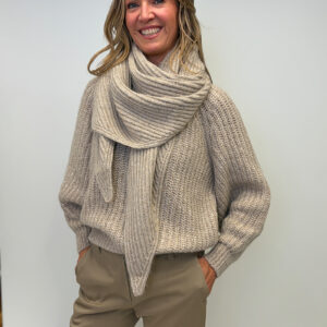 Brunello Cucinelli Dreiecksschal an Model