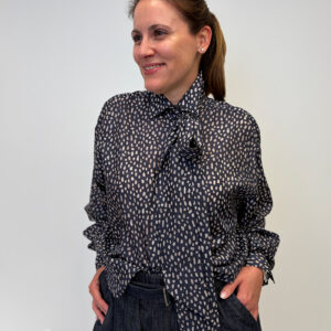 Brunello Cucinelli Seidenbluse mit Schleife an Model