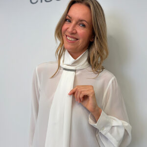 Brunello Cucinelli Seidenbluse mit Schluppe Ansicht nah
