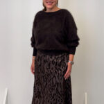 Kombination Rock und Pullover an Model