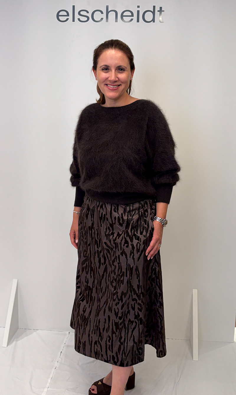 Kombination Rock und Pullover an Model