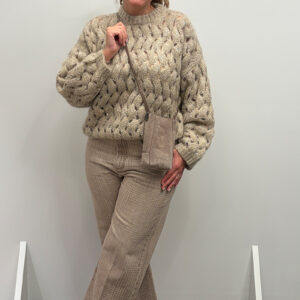 Brunello Cucinelli Outfit Pullover mit Jeans in beige an Model
