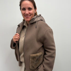 Lou Andrea Jacke an Model