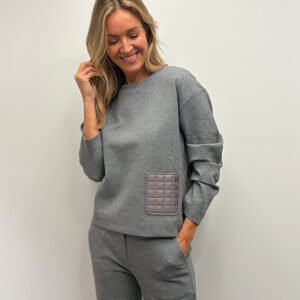 Margittes Sweatshirt an Model
