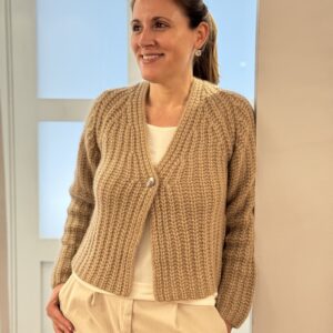 Hemisphere Cardigan V-Neck an Model